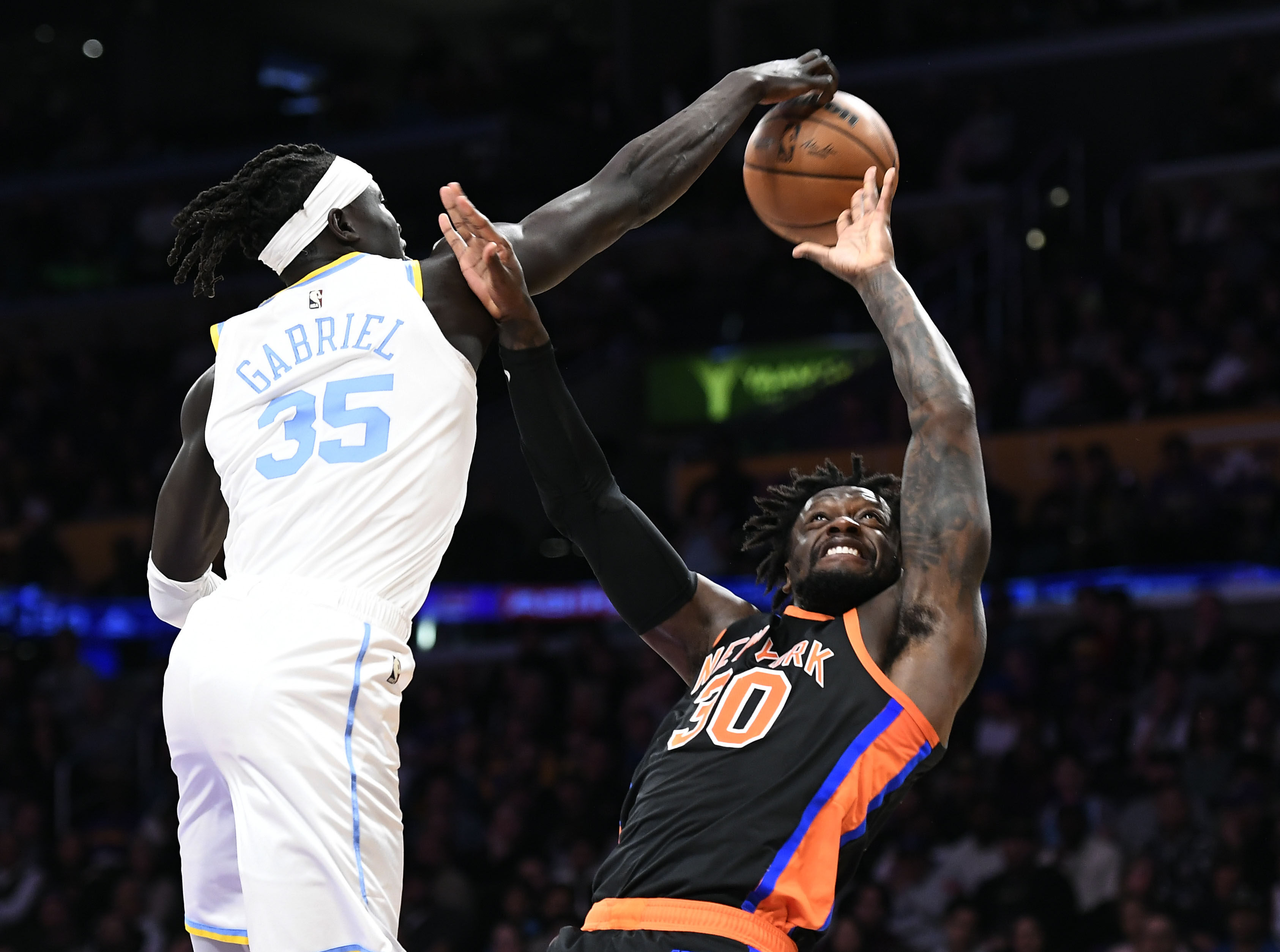  夏季联赛战况：北京首钢防线稳固，纽约尼克斯进攻受阻，浓眉成最佳